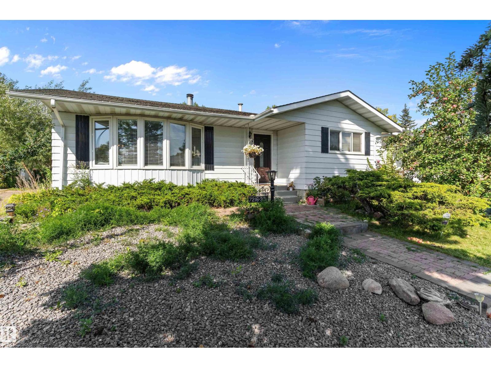 Photo 2 of 7216 33 Av Nw Nw, Edmonton AB