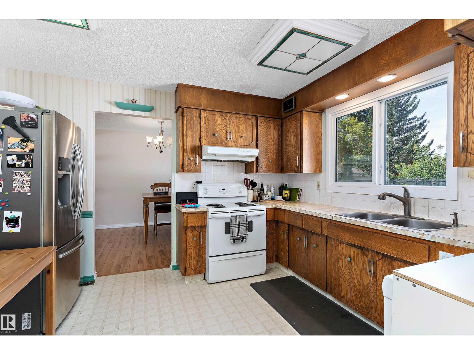 Photo 10 of 7216 33 Av Nw Nw, Edmonton AB