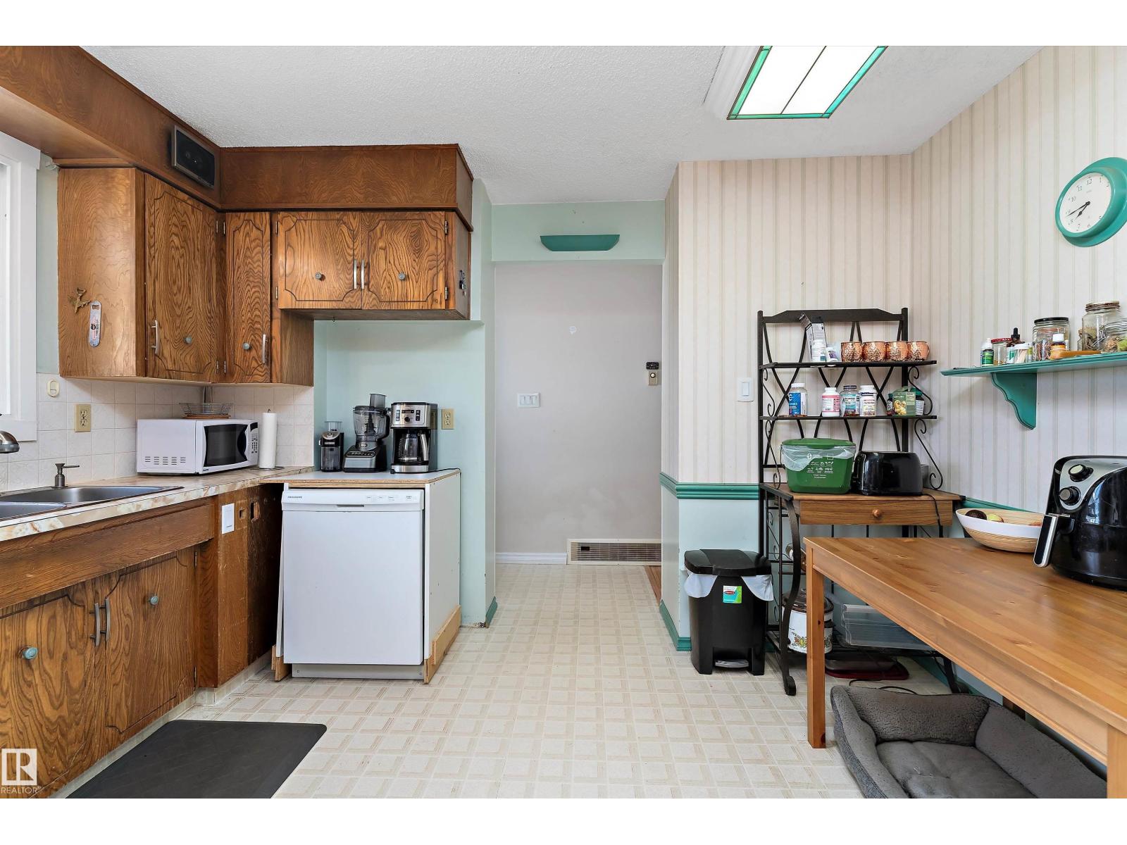 Photo 13 of 7216 33 Av Nw Nw, Edmonton AB