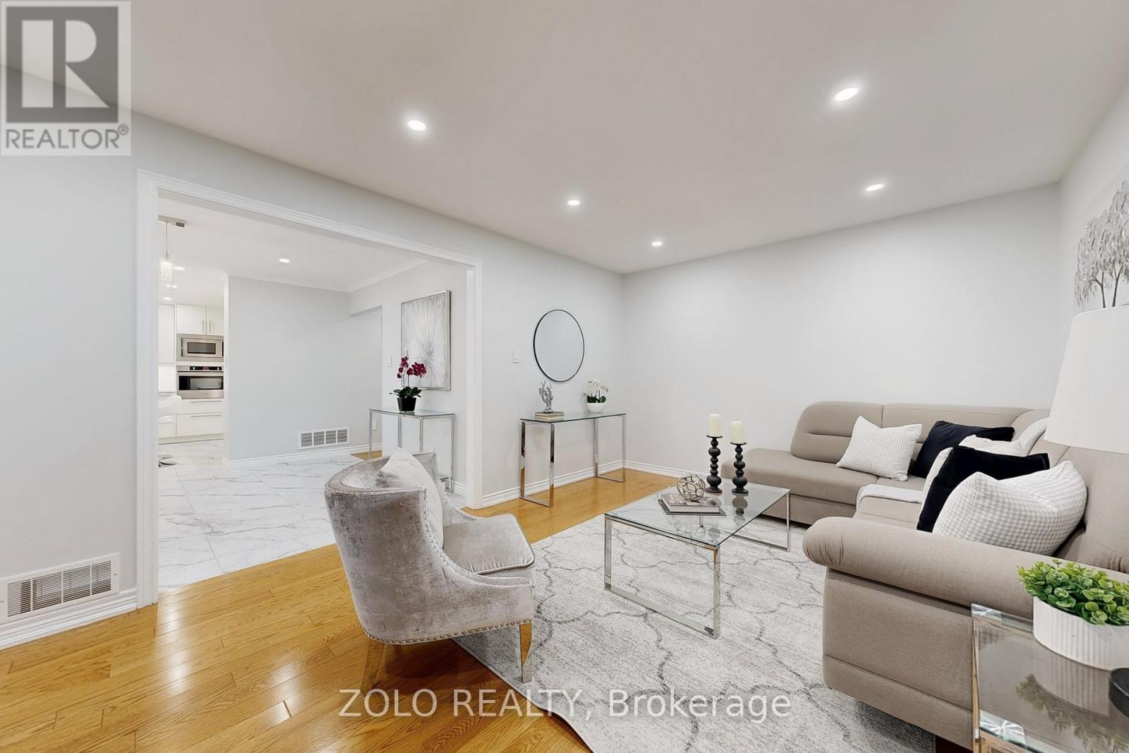 Photo 9 of 371 Binns Avenue, Newmarket ON