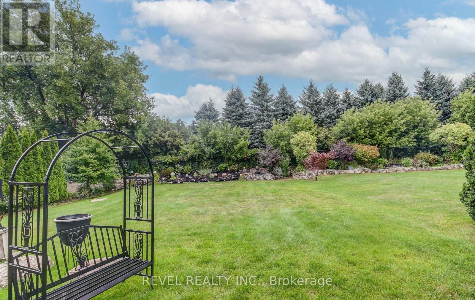 Photo 18 of 29 126 Aberfoyle Mill Crescent, Puslinch ON