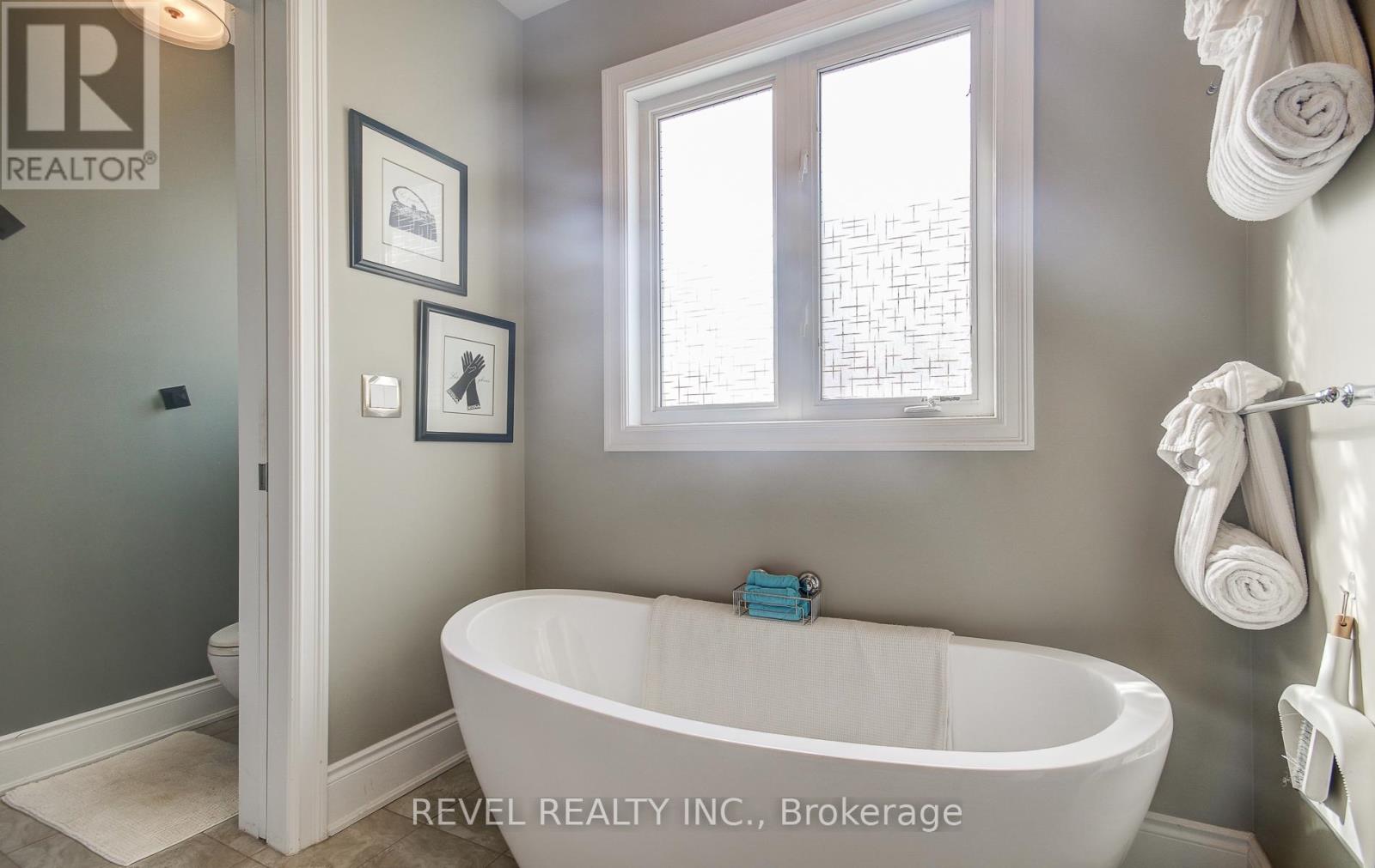 Photo 23 of 29 126 Aberfoyle Mill Crescent, Puslinch ON