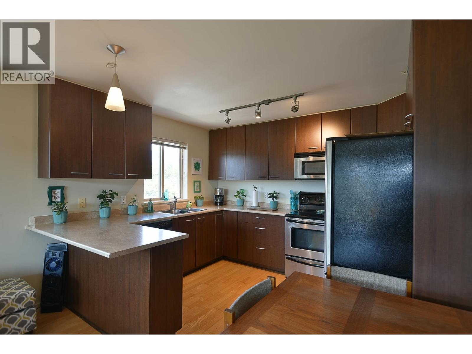 408 5631 INLET AVENUE, Sechelt