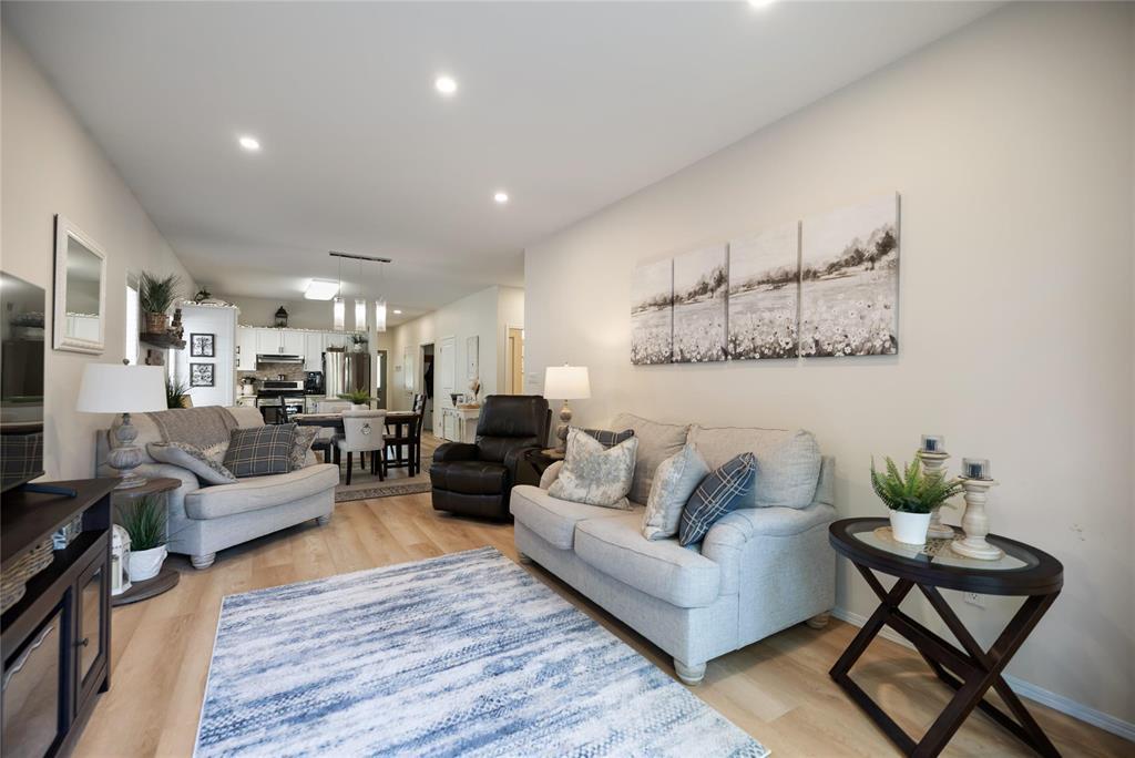 Photo 12 of 2 351 Loewen Boulevard, Steinbach MB