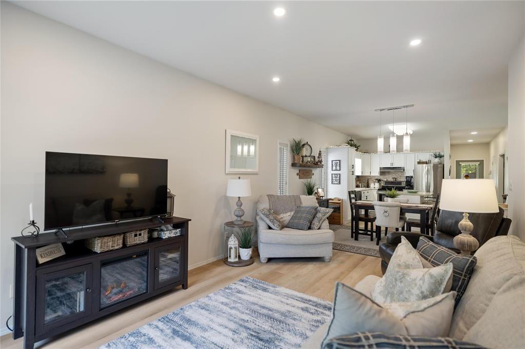 Photo 13 of 2 351 Loewen Boulevard, Steinbach MB
