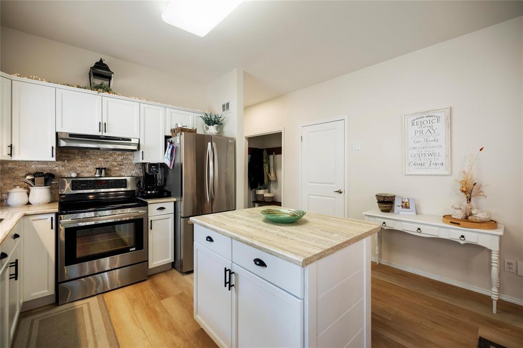 Photo 7 of 2 351 Loewen Boulevard, Steinbach MB
