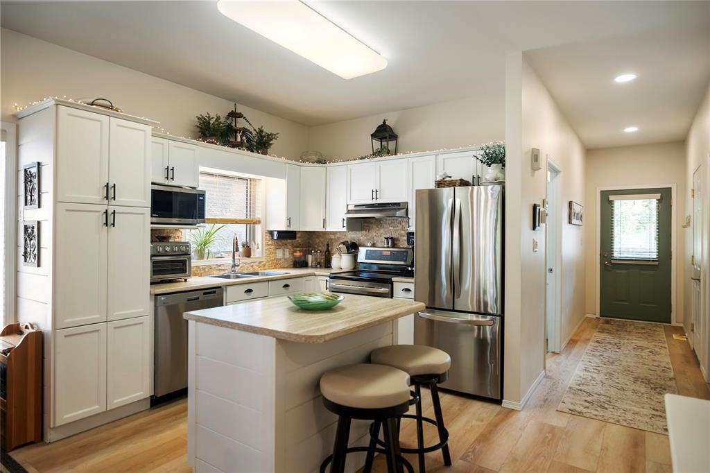 Photo 8 of 2 351 Loewen Boulevard, Steinbach MB