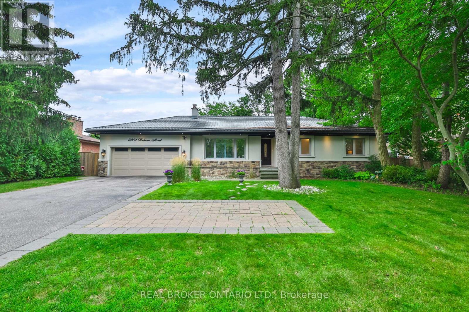 Photo 1 of 2054 Rebecca Street, Oakville ON