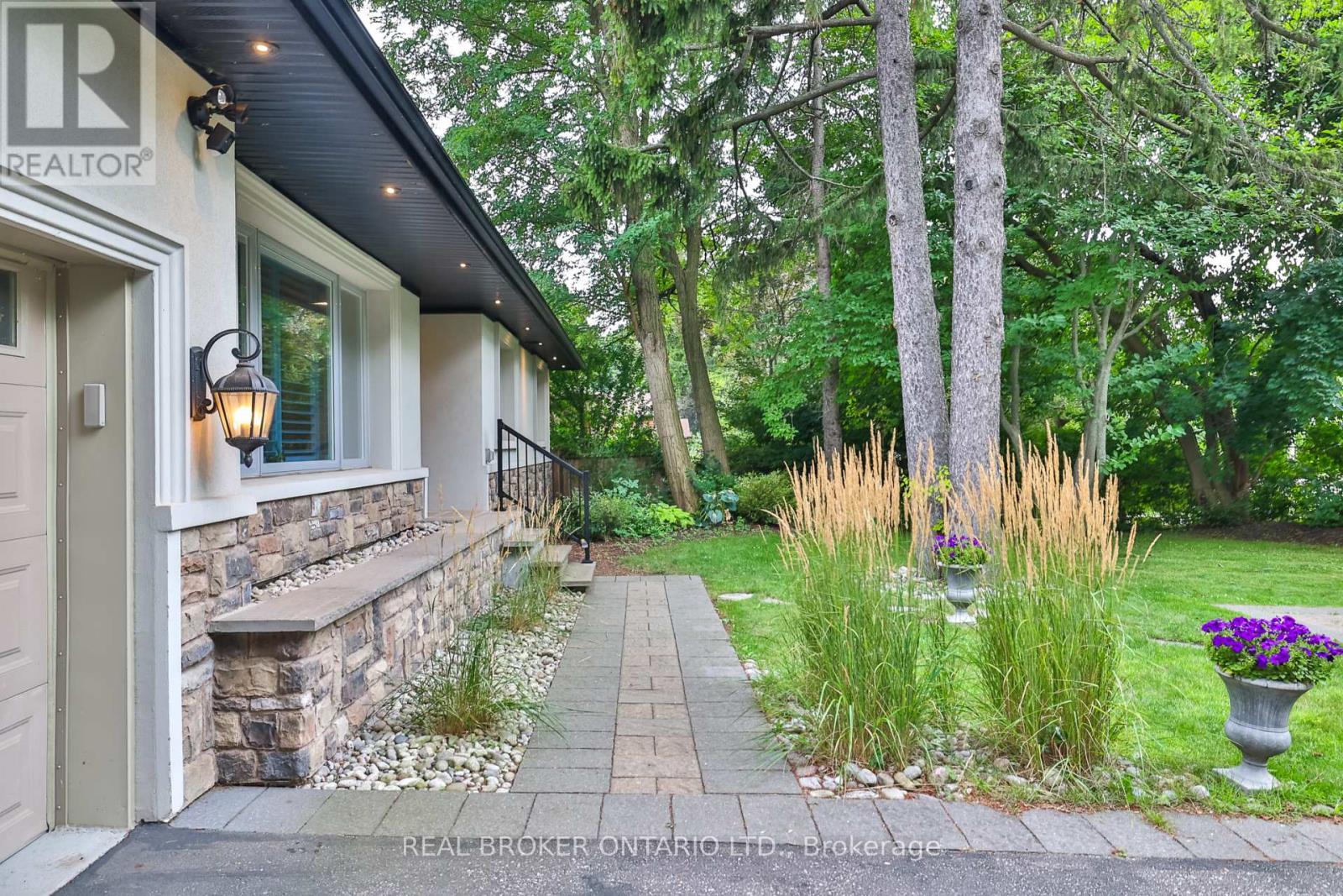 Photo 2 of 2054 Rebecca Street, Oakville ON
