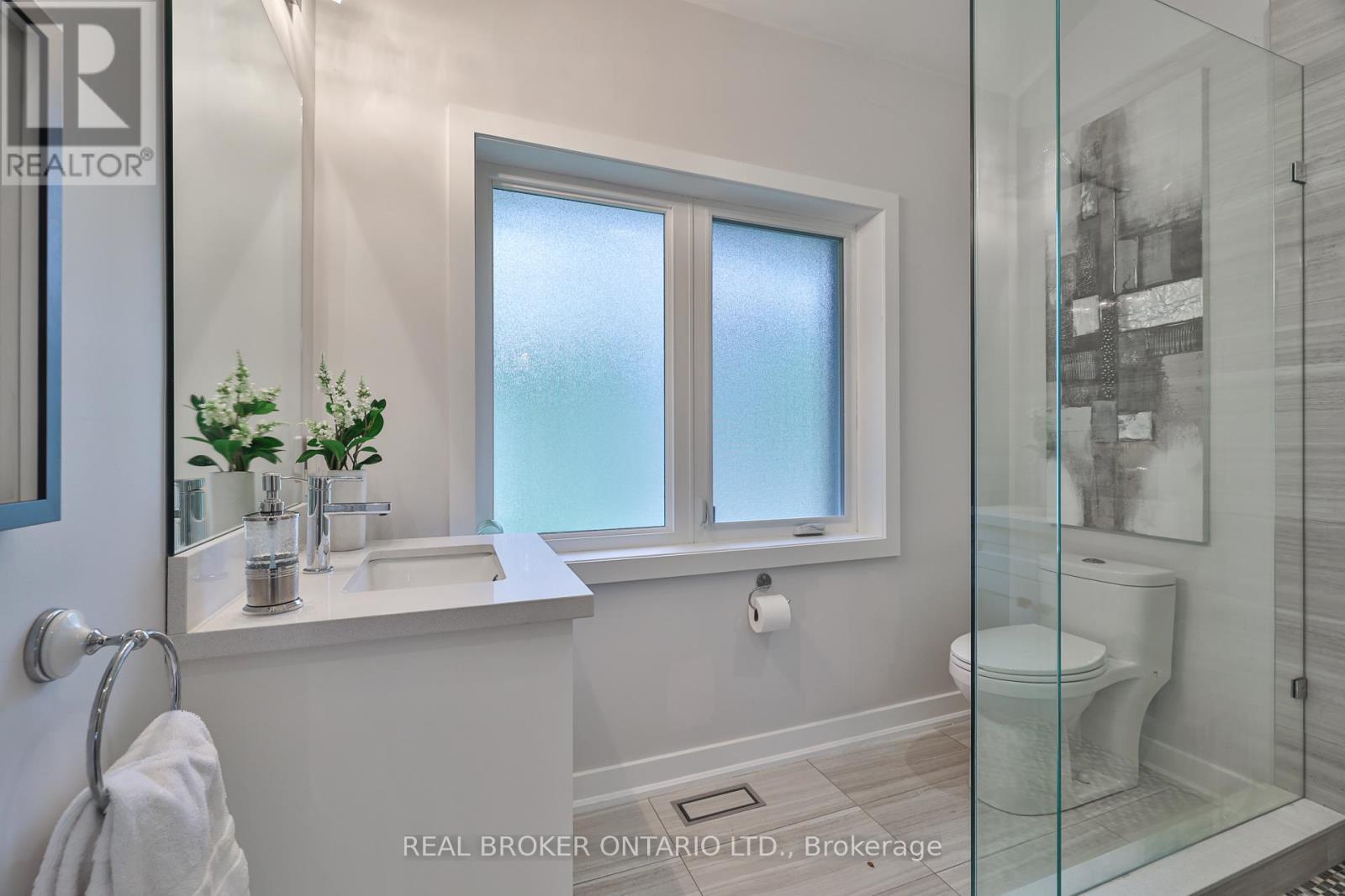 Photo 28 of 2054 Rebecca Street, Oakville ON