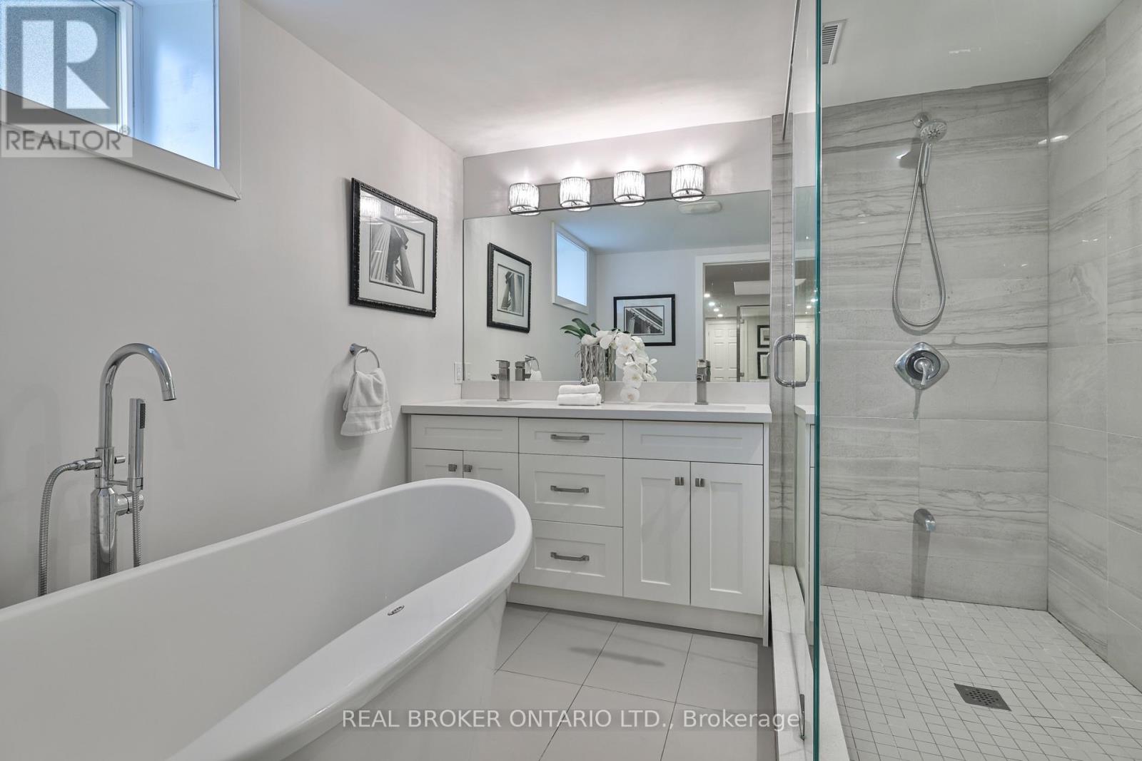 Photo 34 of 2054 Rebecca Street, Oakville ON