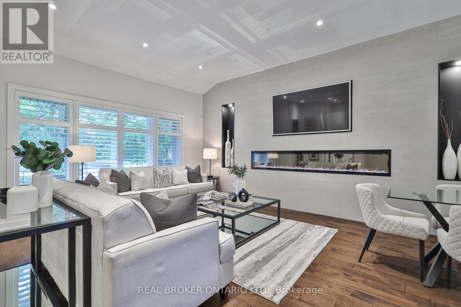 Photo 5 of 2054 Rebecca Street, Oakville ON