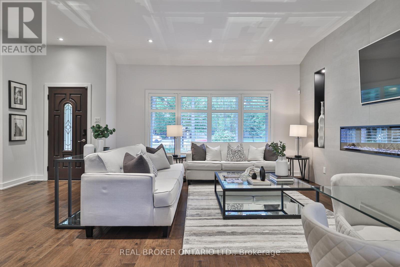 Photo 6 of 2054 Rebecca Street, Oakville ON