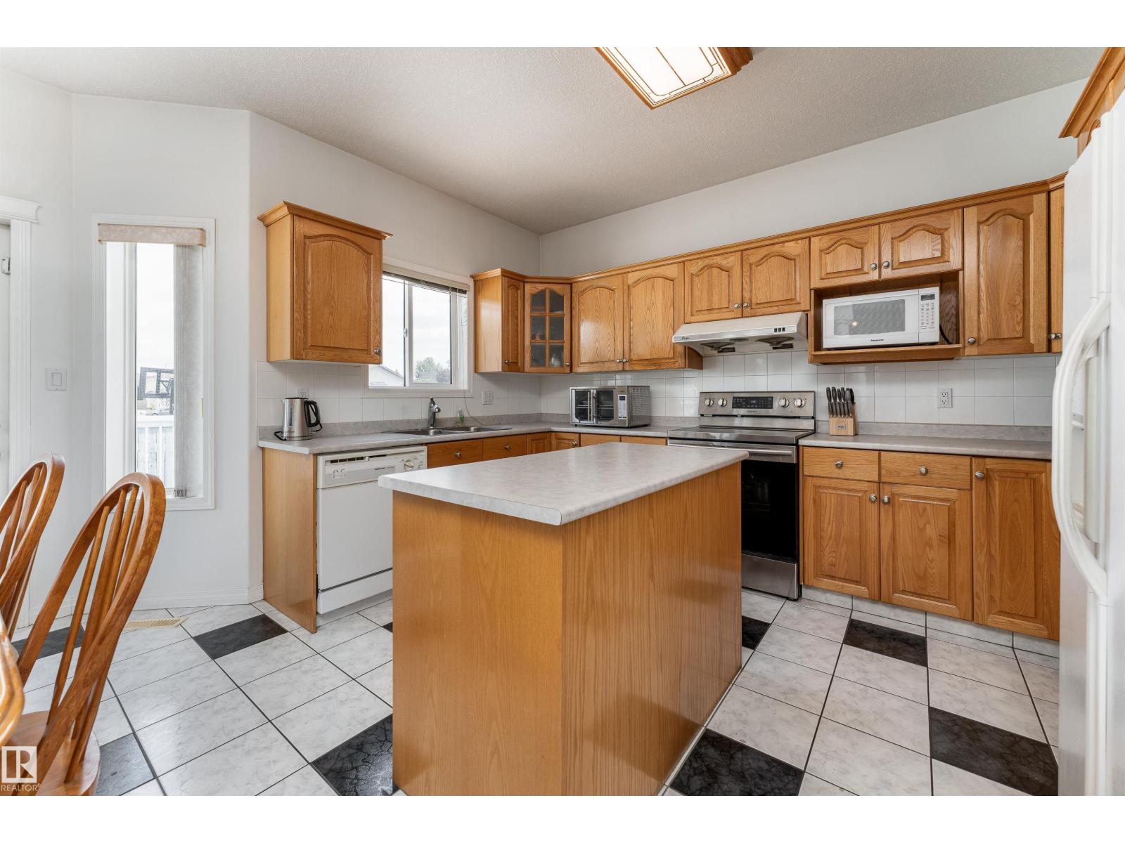 Photo 12 of 15803 91 St Nw, Edmonton AB
