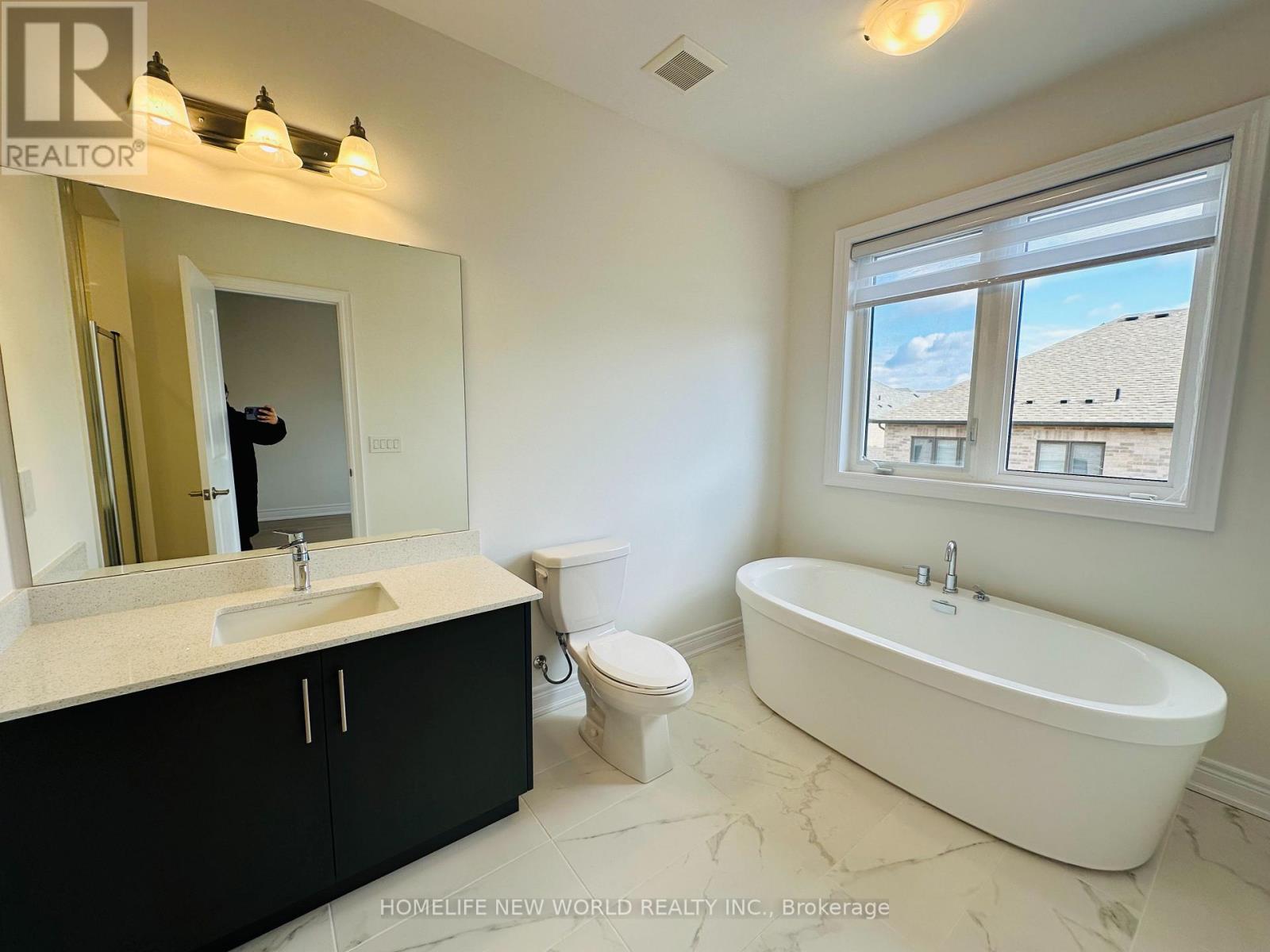 Photo 18 of 109 Tempel Street, Richmond Hill ON