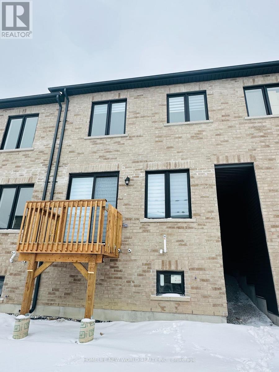 Photo 3 of 109 Tempel Street, Richmond Hill ON