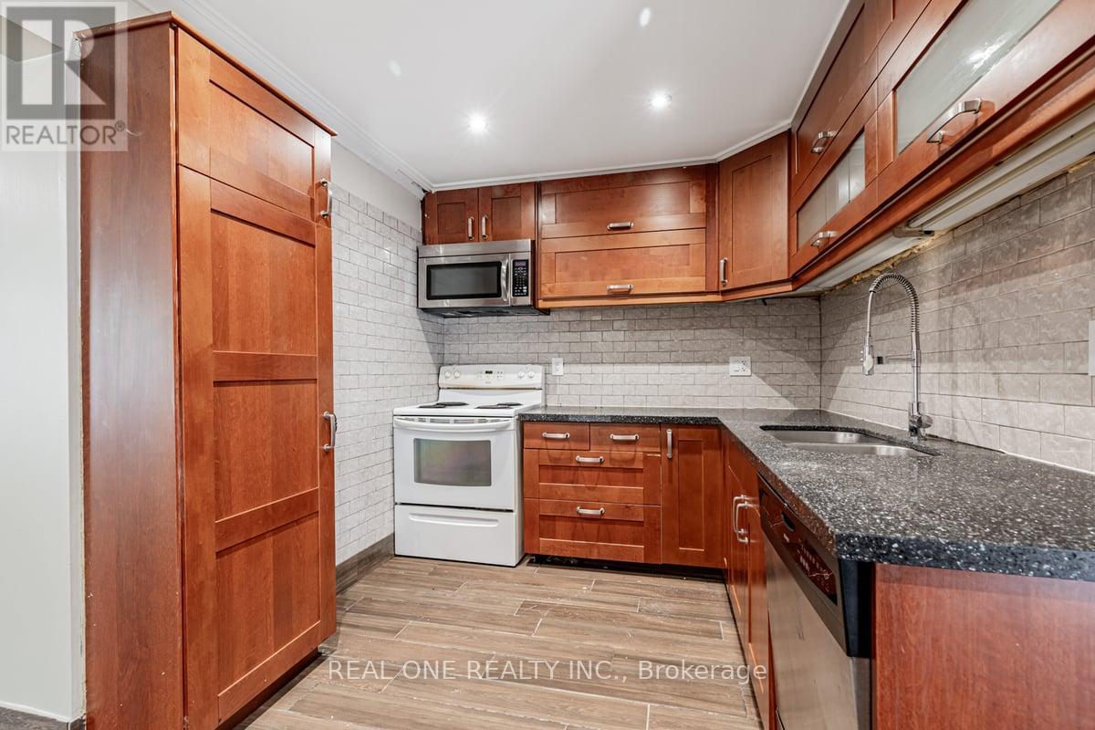 Photo 10 of 30 Herkley Drive, Brampton ON