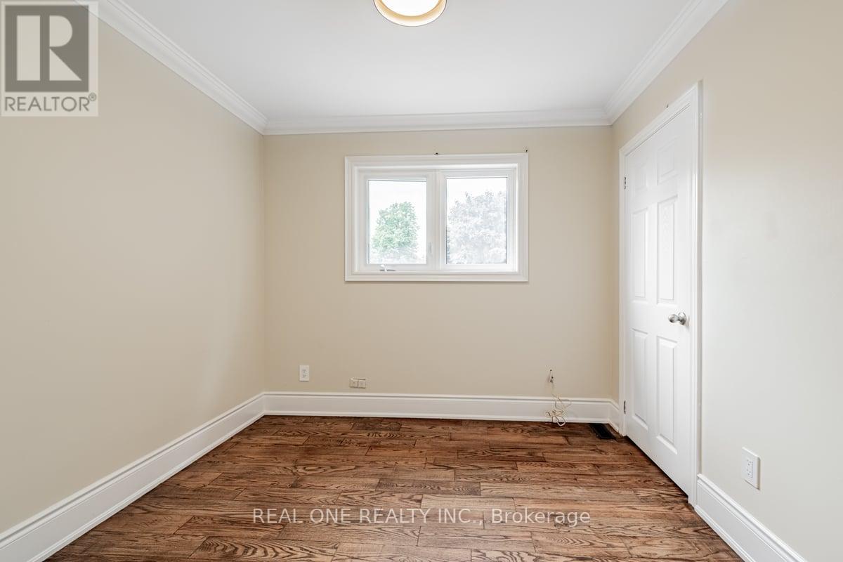 Photo 13 of 30 Herkley Drive, Brampton ON
