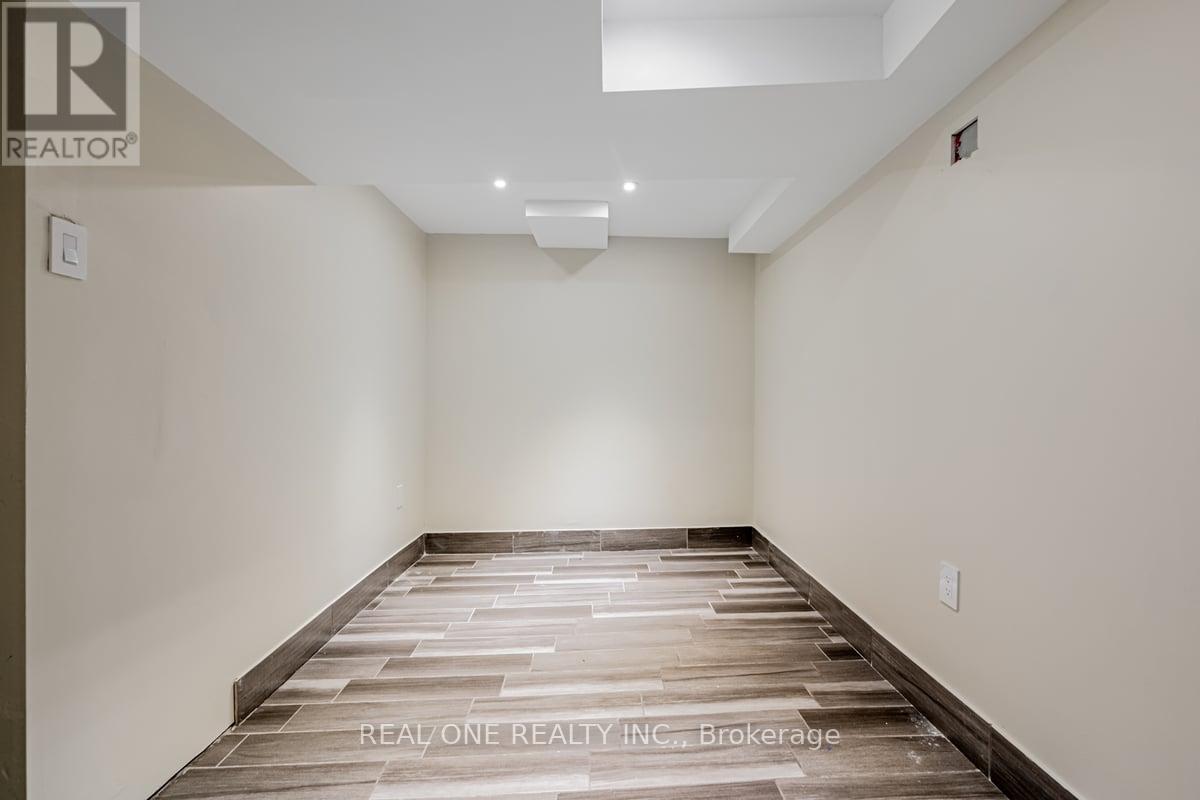 Photo 32 of 30 Herkley Drive, Brampton ON