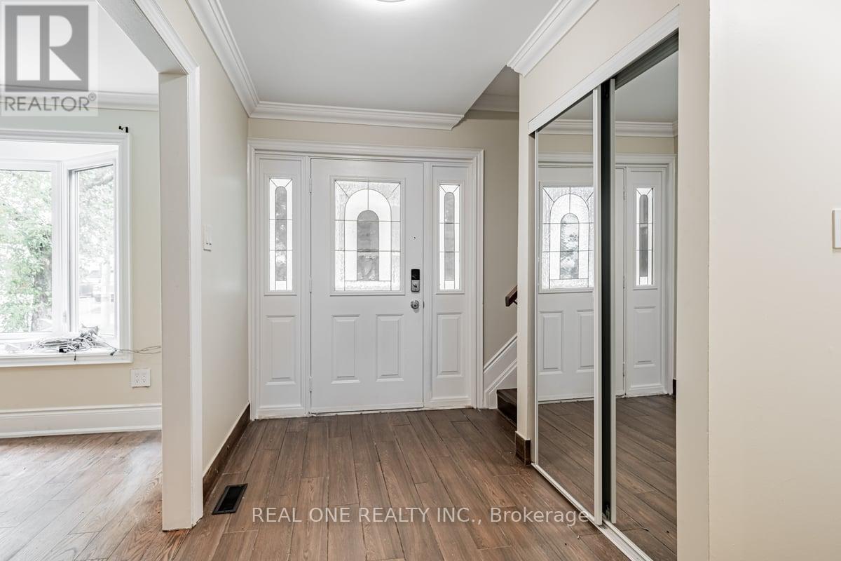 Photo 4 of 30 Herkley Drive, Brampton ON