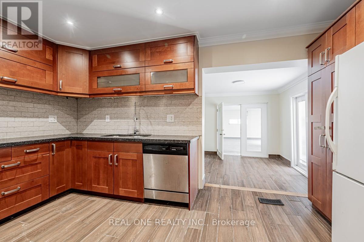 Photo 9 of 30 Herkley Drive, Brampton ON