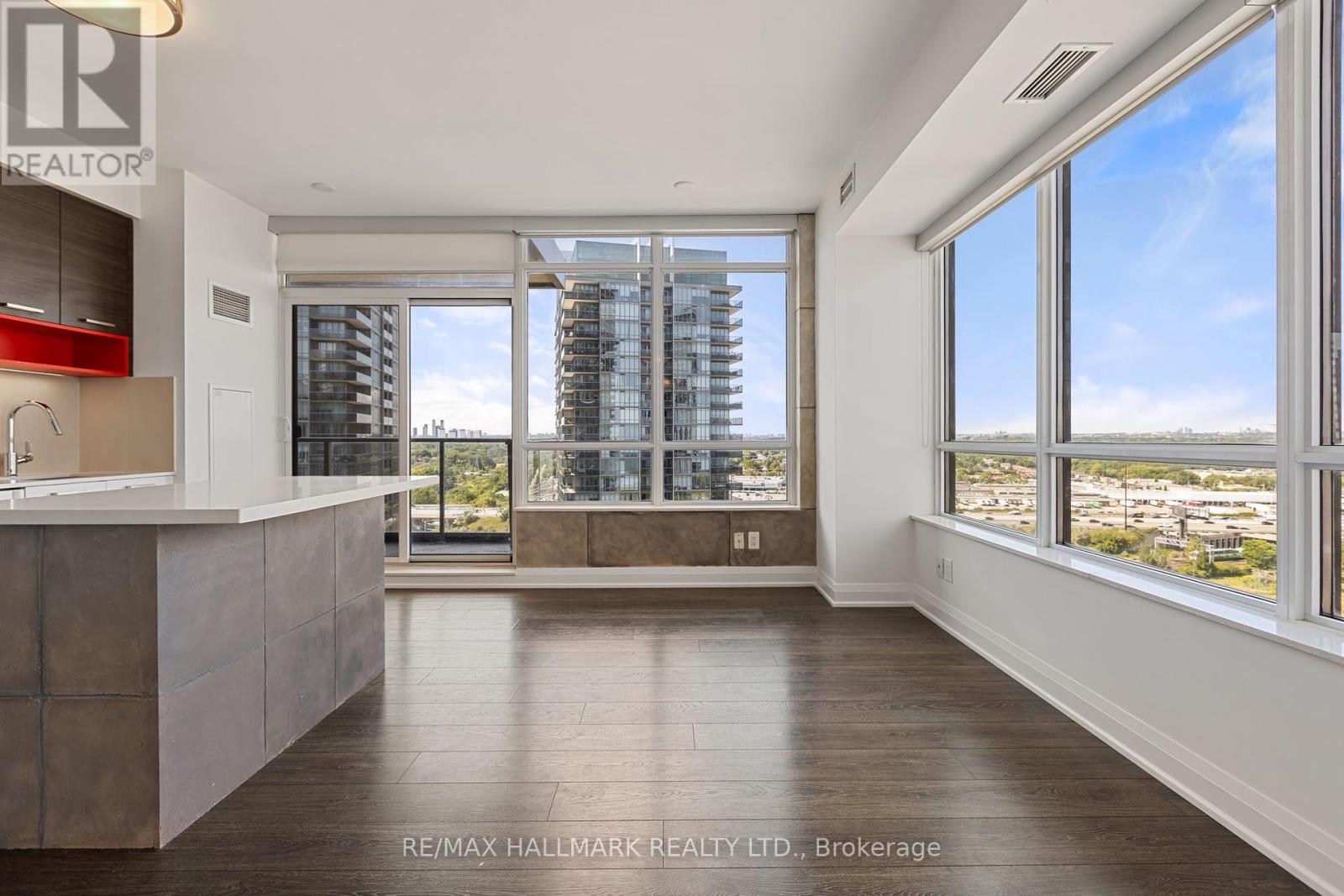 Photo 3 of 1909 36 Park Lawn Road, Toronto ON
