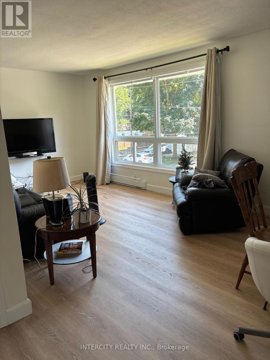 Photo 3 of 363 Andrew Street, Newmarket ON