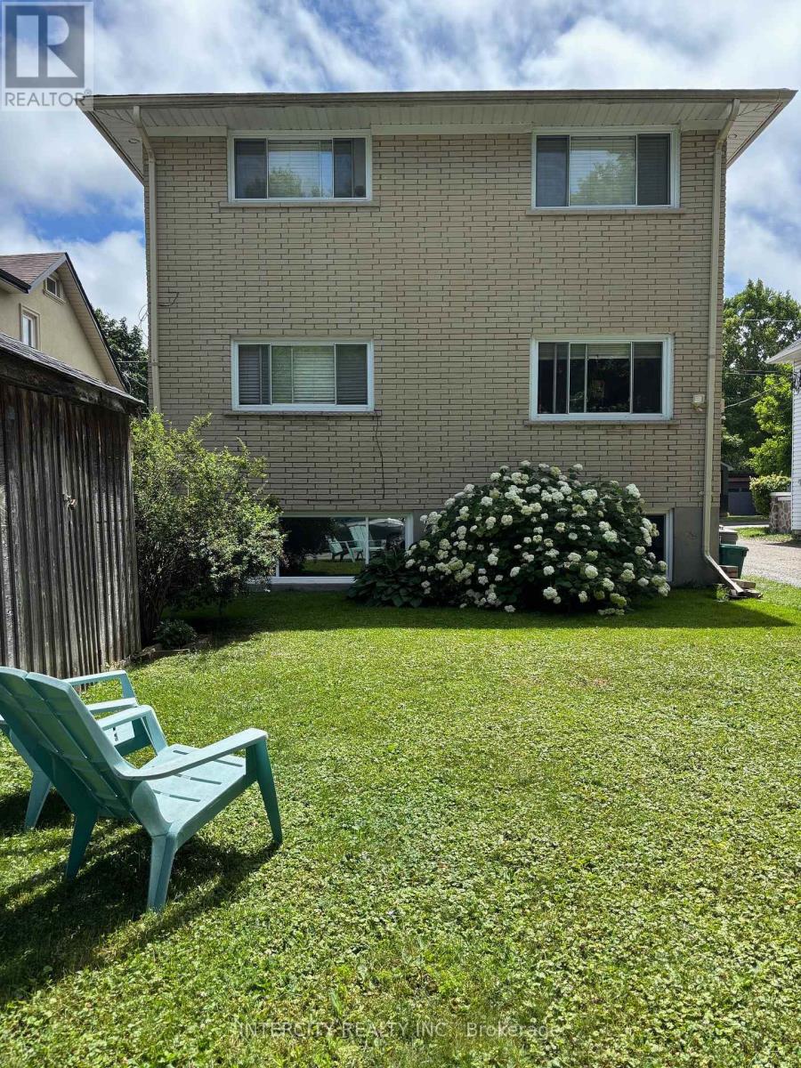 Photo 2 of 363 Andrew Street, Newmarket ON