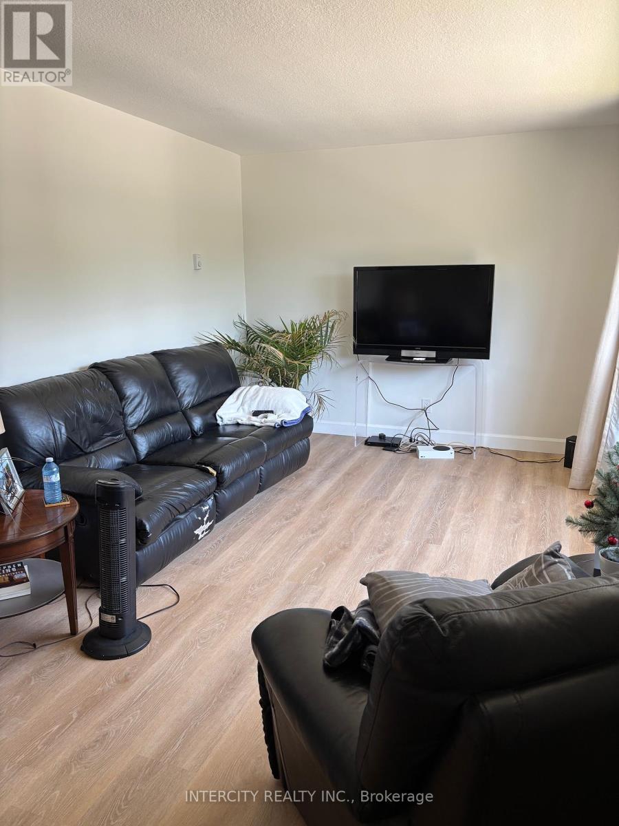 Photo 4 of 363 Andrew Street, Newmarket ON