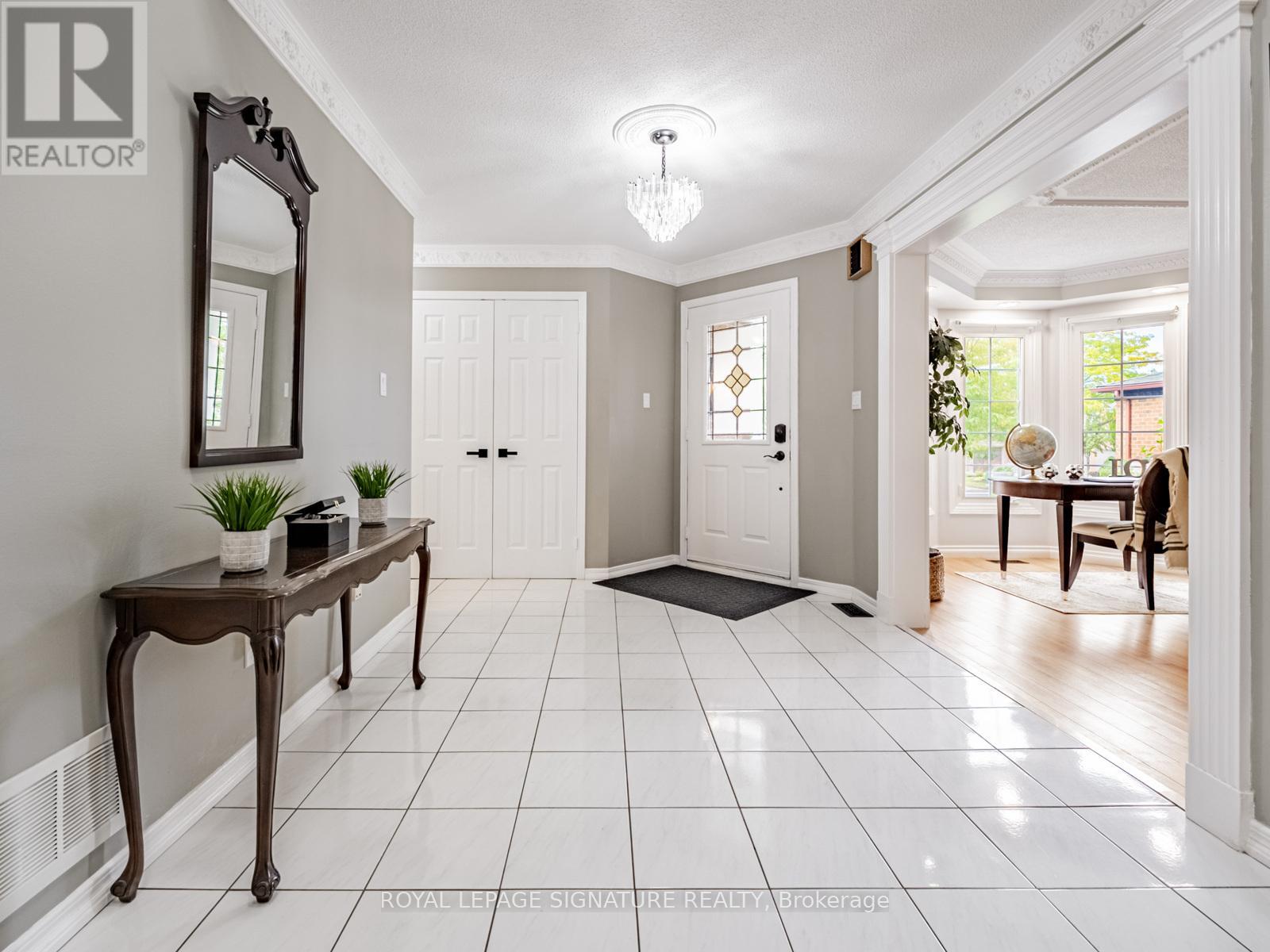 Photo 3 of 5245 Champlain Trail, Mississauga ON