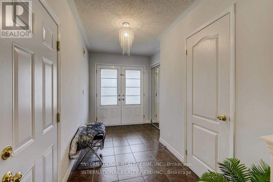 Photo 5 of 4881 Capri Crescent, Burlington ON