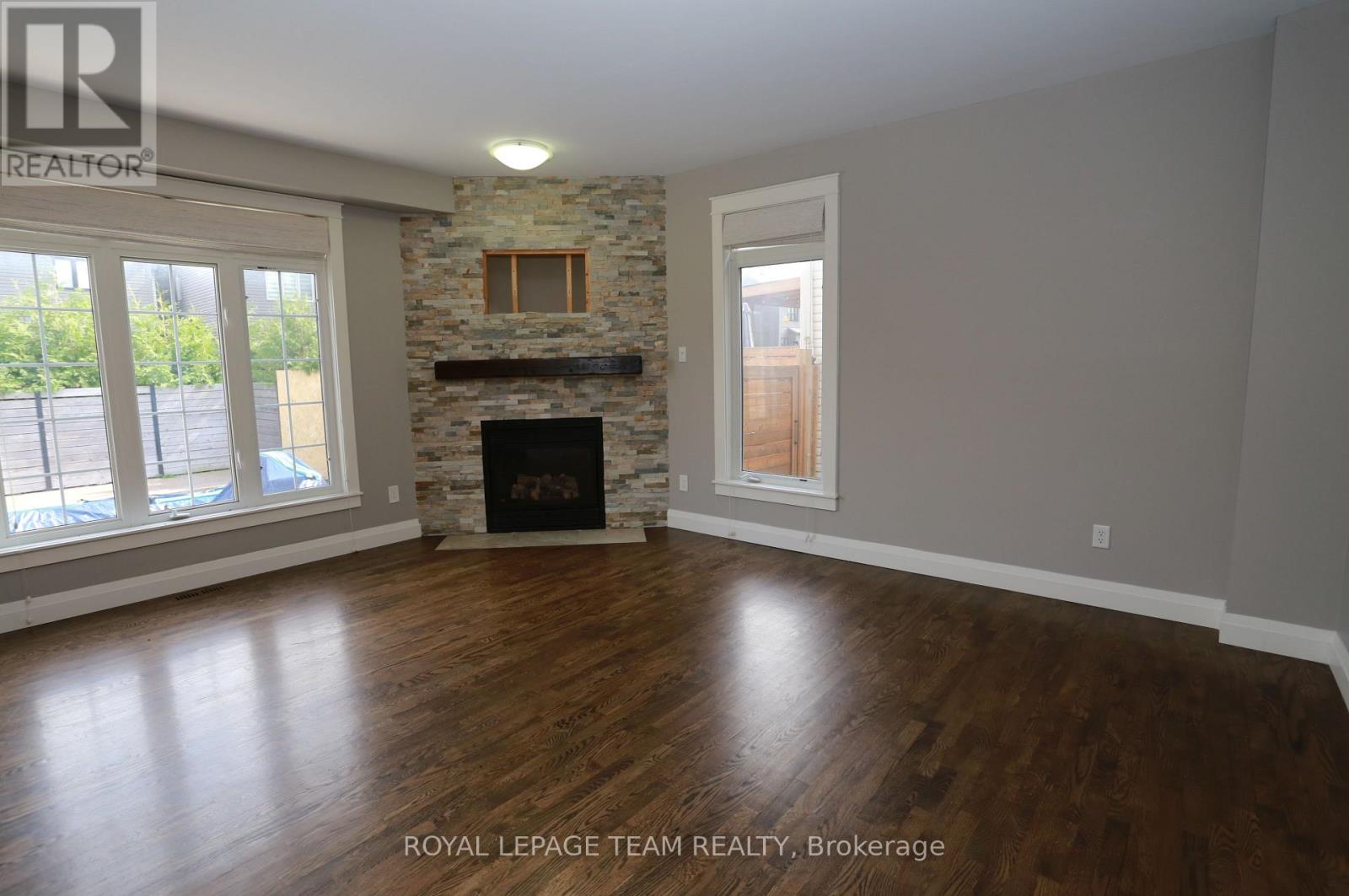 Photo 10 of 78 Friendly Crescent, Ottawa ON