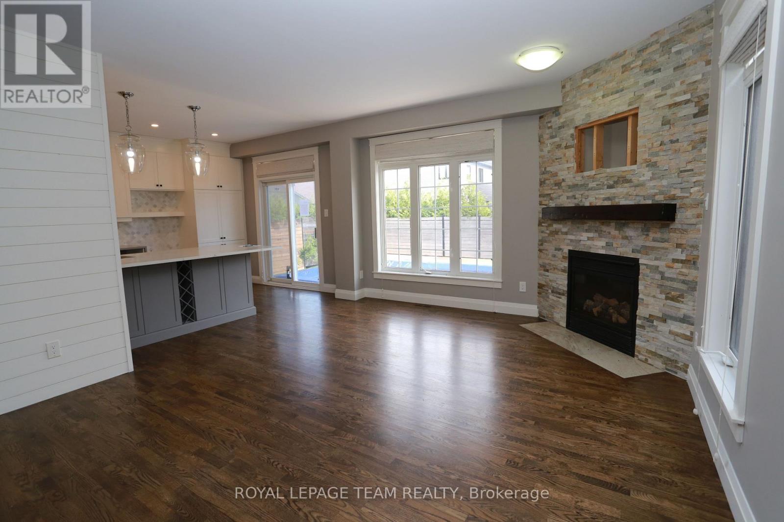 Photo 11 of 78 Friendly Crescent, Ottawa ON