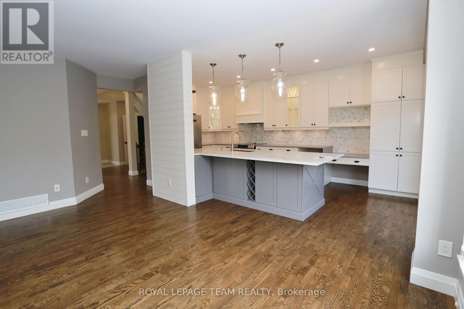 Photo 12 of 78 Friendly Crescent, Ottawa ON