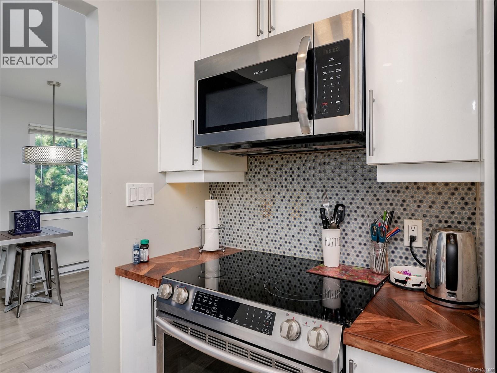 Photo 10 of 401 3274 Glasgow Ave, Saanich BC