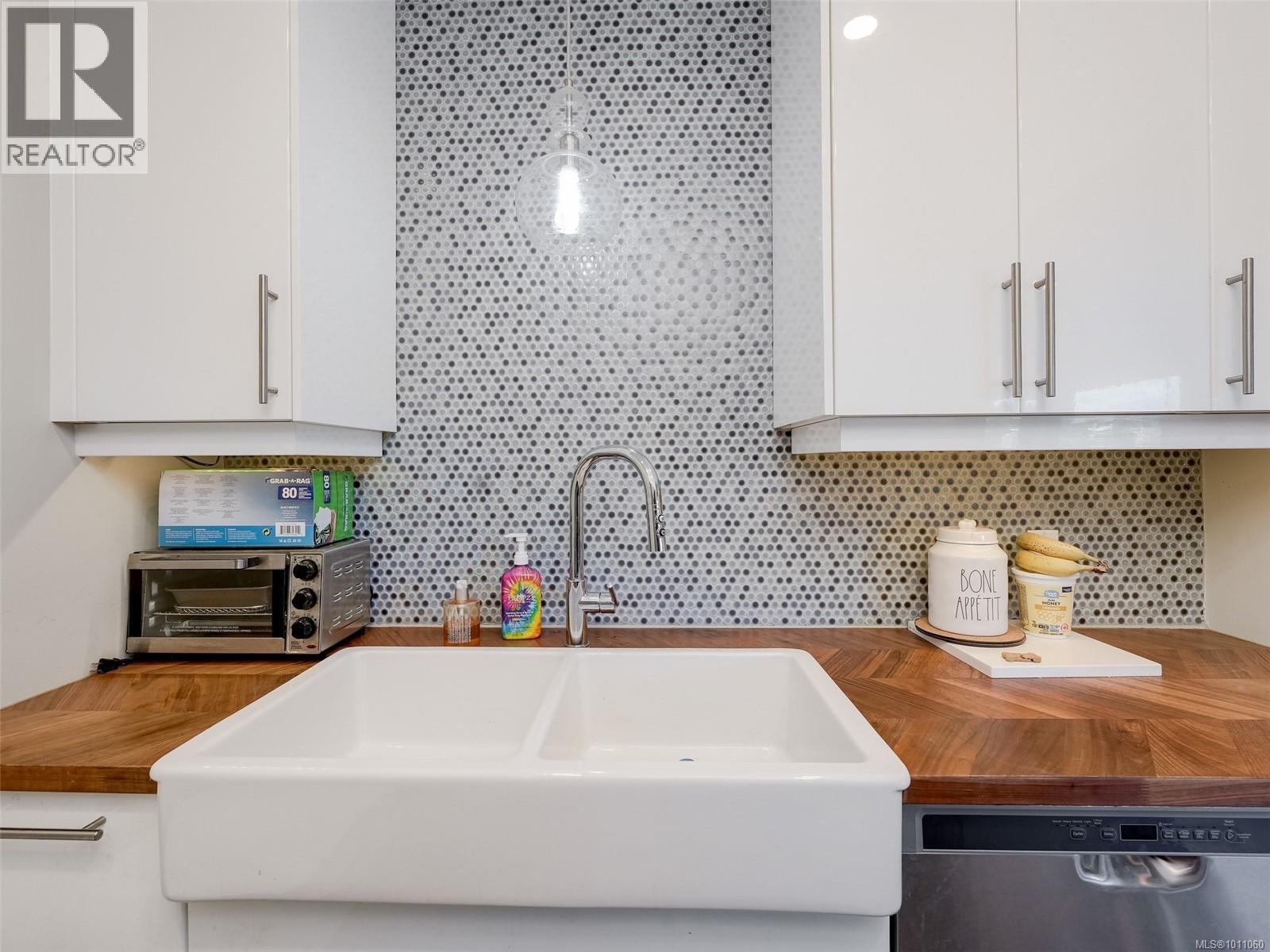Photo 11 of 401 3274 Glasgow Ave, Saanich BC