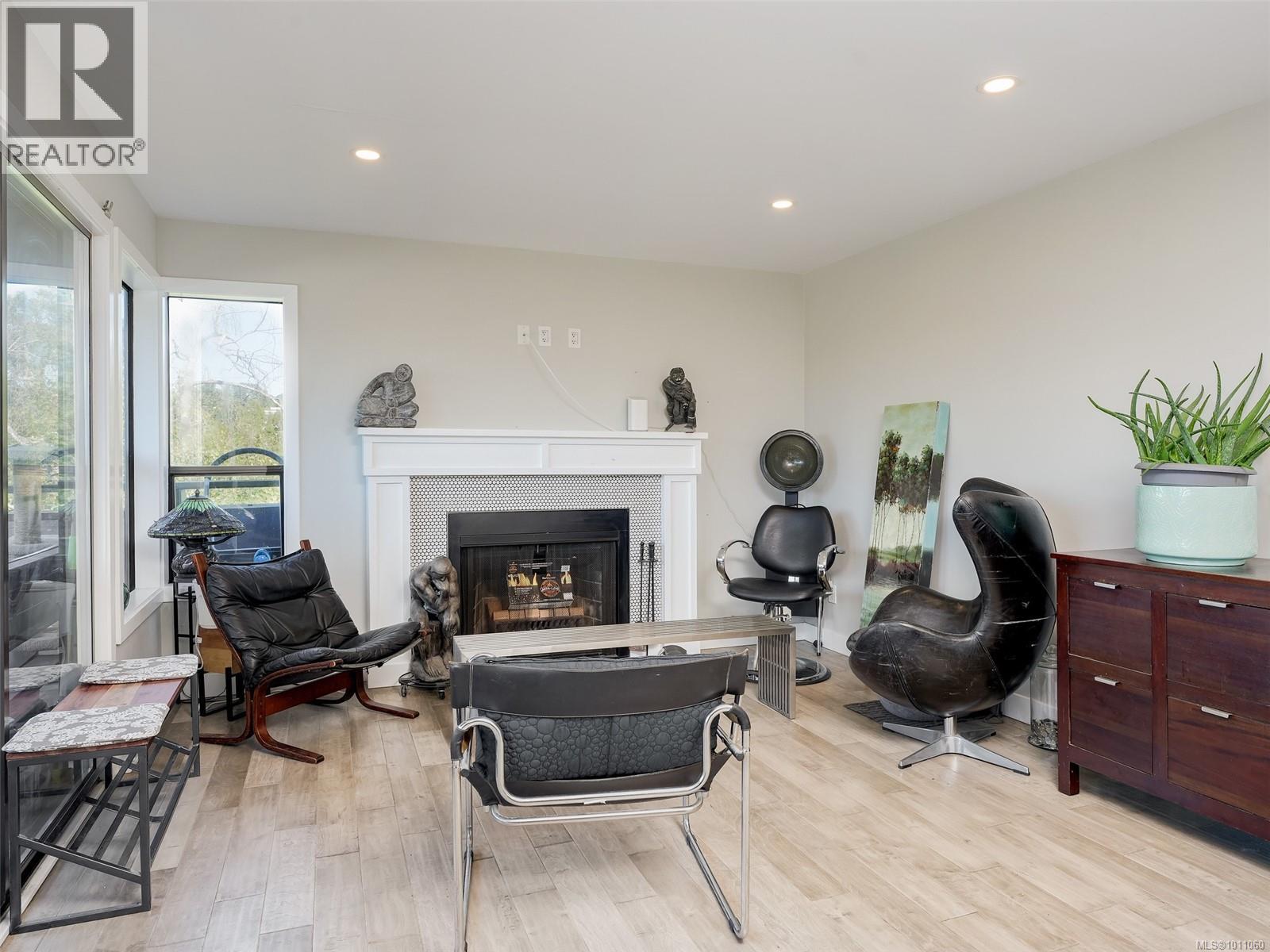 Photo 3 of 401 3274 Glasgow Ave, Saanich BC