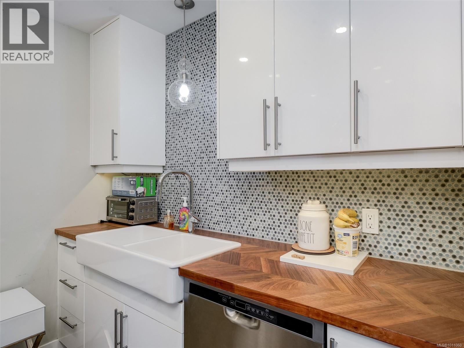 Photo 9 of 401 3274 Glasgow Ave, Saanich BC