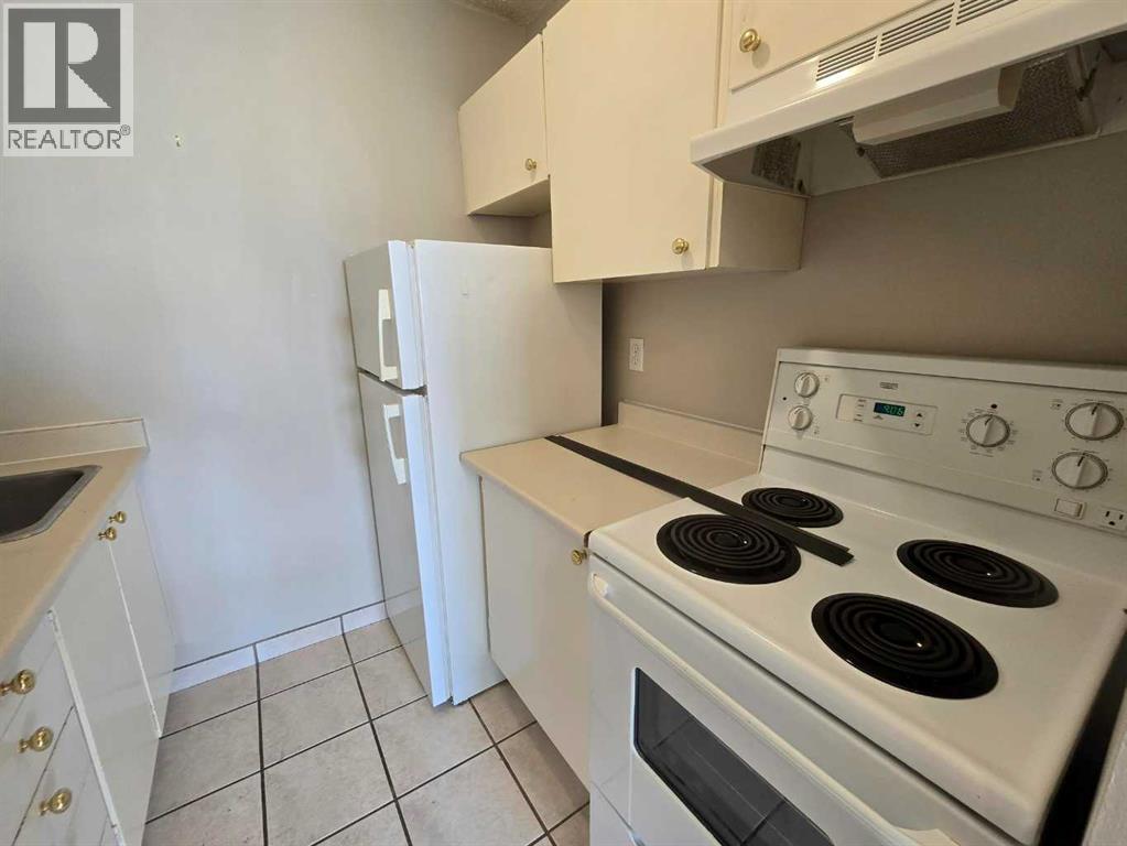 Photo 5 of 301 4820 47 Avenue, Red Deer AB