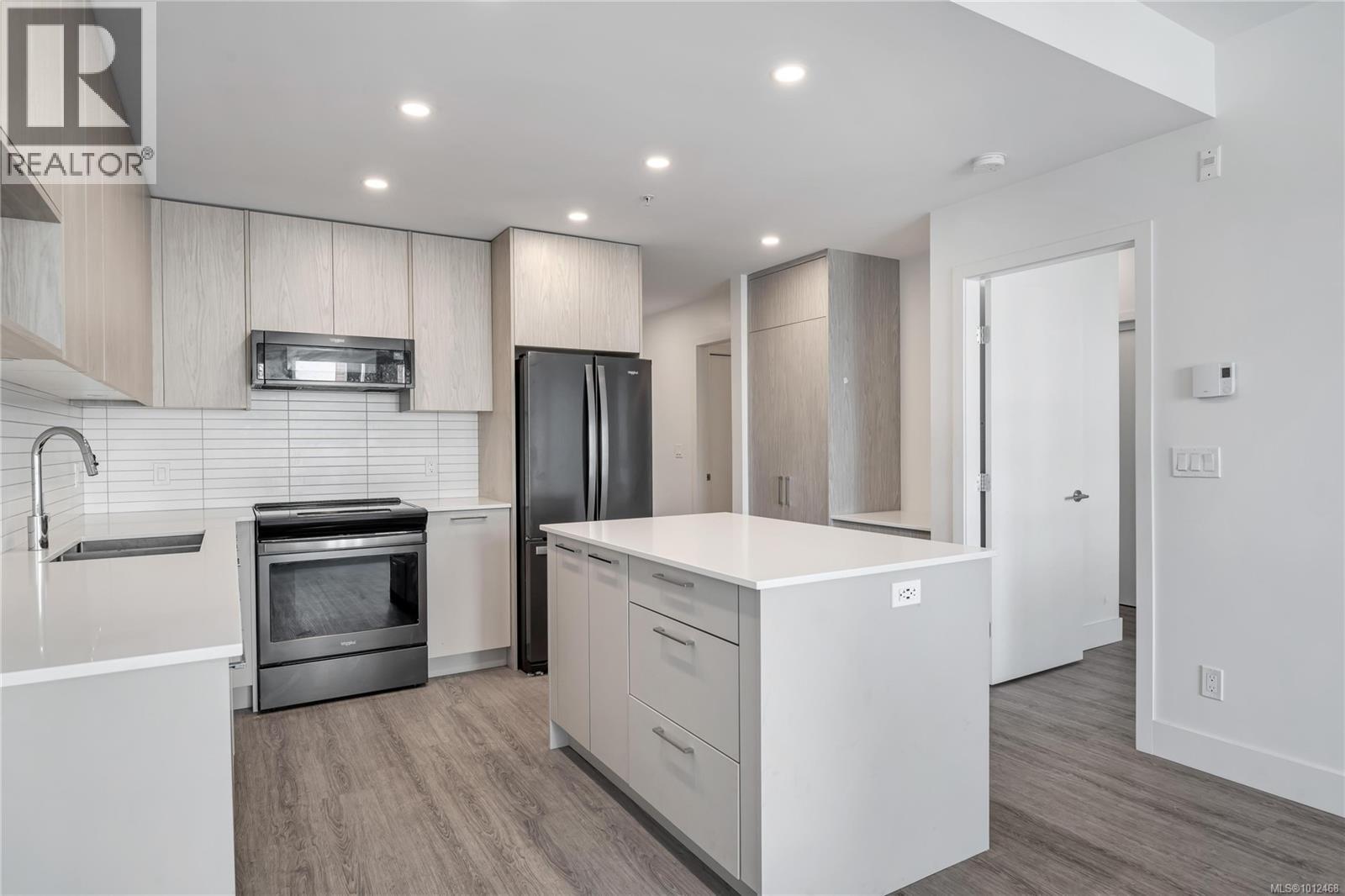 312 940 REUNION Avenue, Langford
