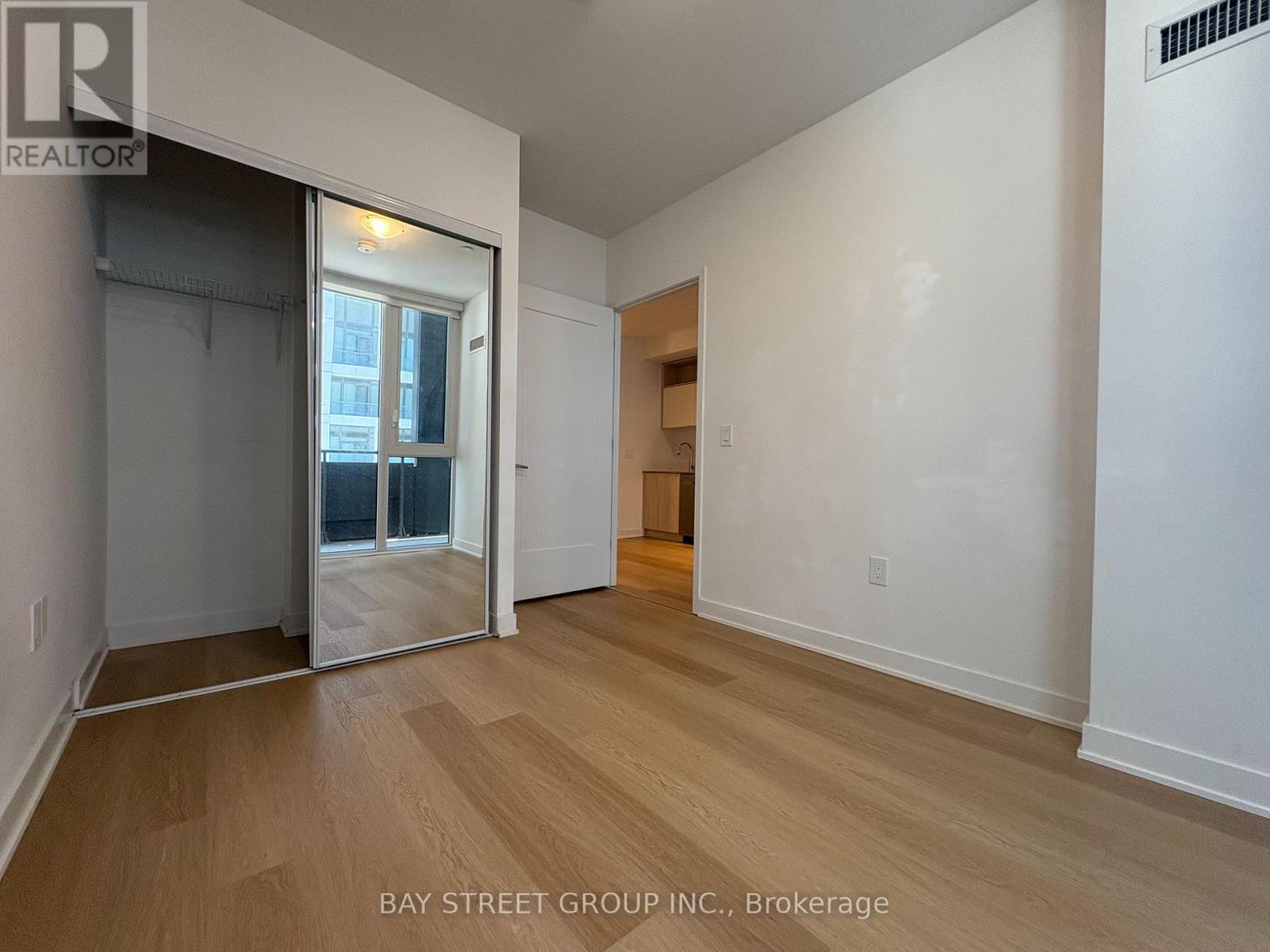 Photo 7 of 217 Se 60 Princess Street, Toronto ON