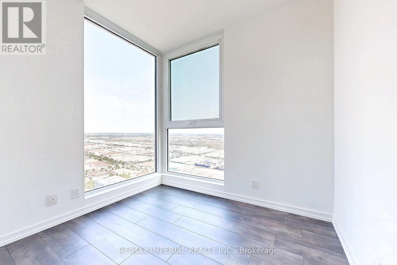 Photo 13 of 4805 1000 Portage Parkway, Vaughan ON