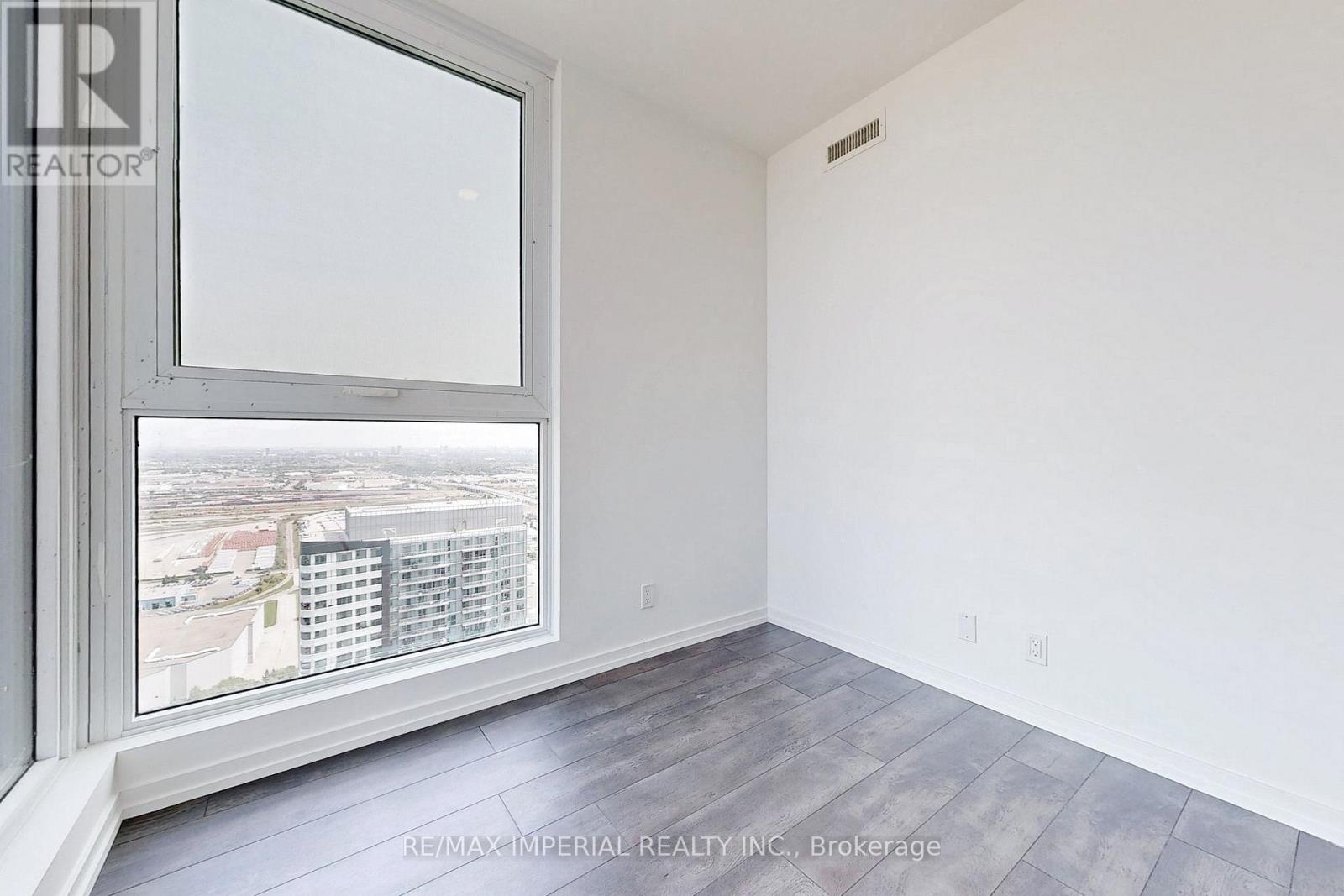 Photo 14 of 4805 1000 Portage Parkway, Vaughan ON