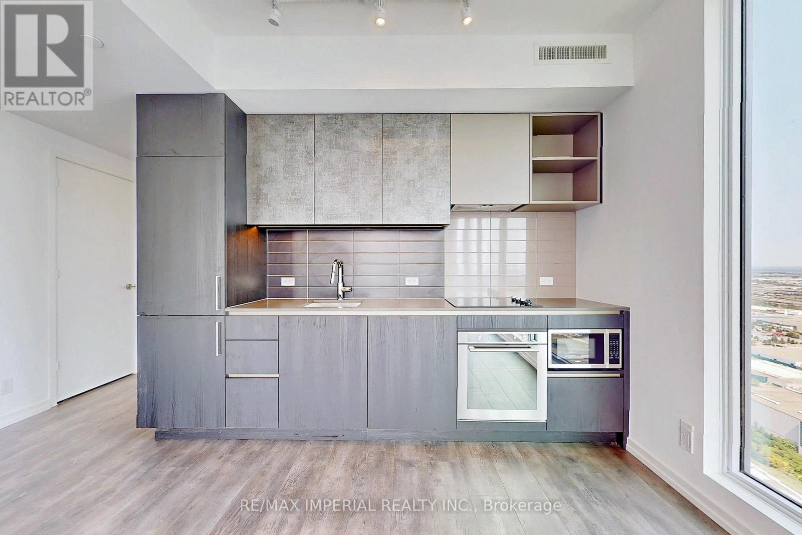 Photo 8 of 4805 1000 Portage Parkway, Vaughan ON