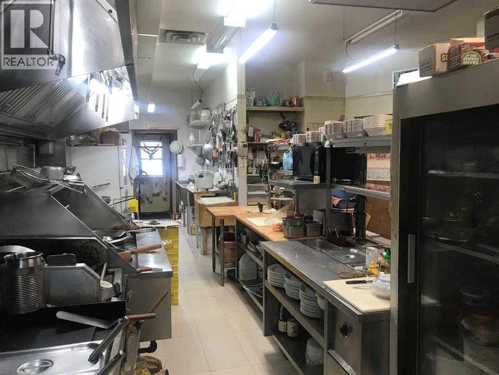 4904 54 Street - Photo 4 of 10, Forestburg, Alberta