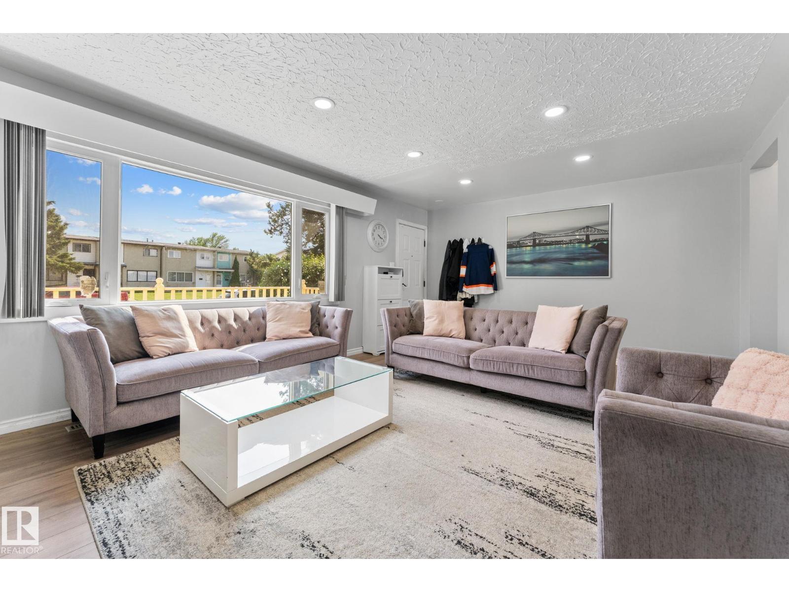 Photo 7 of 8216 133 A Av Nw, Edmonton AB