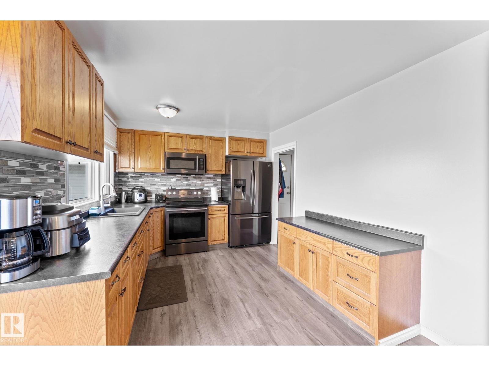 Photo 10 of 8216 133 A Av Nw, Edmonton AB