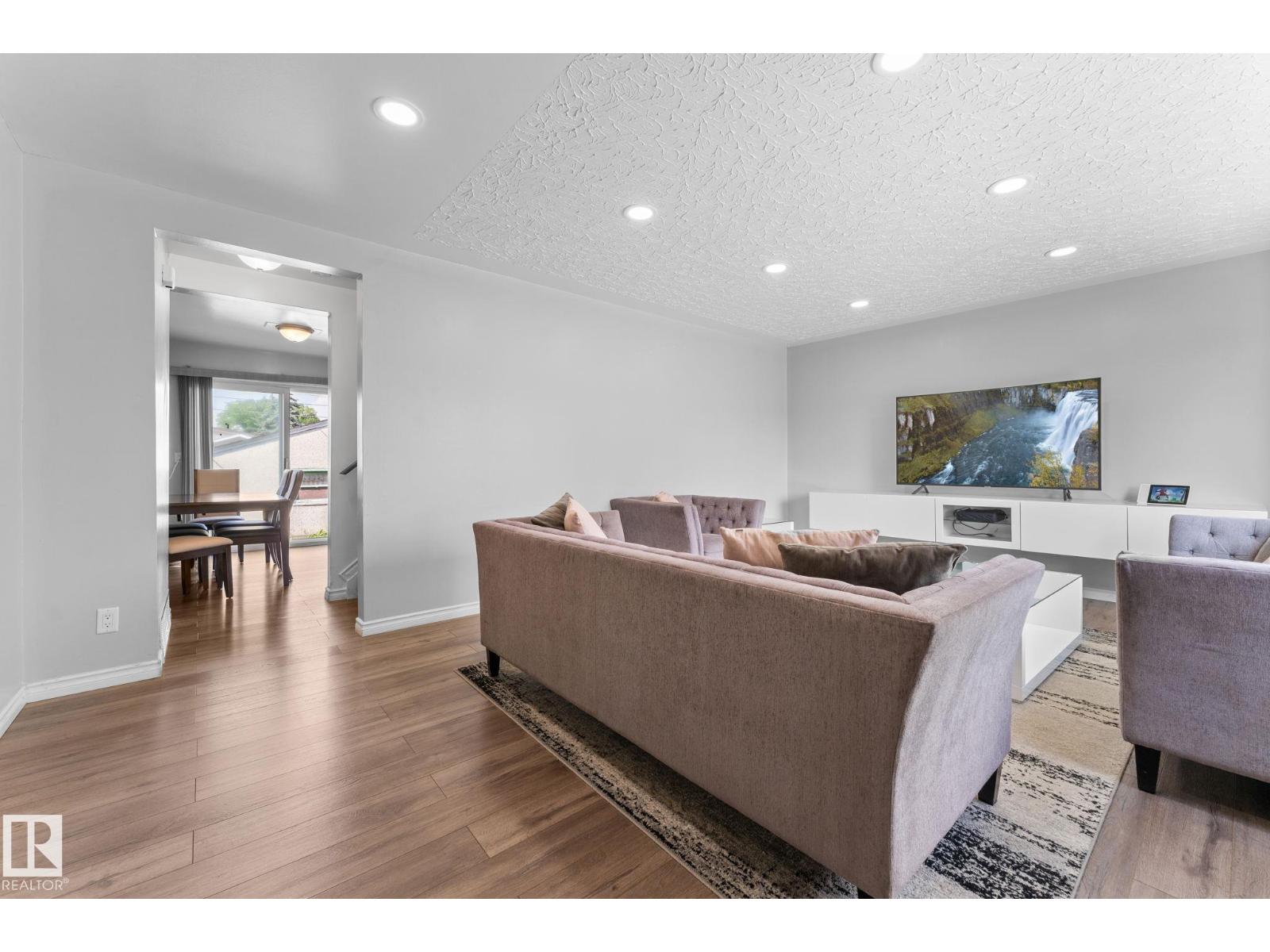 Photo 5 of 8216 133 A Av Nw, Edmonton AB
