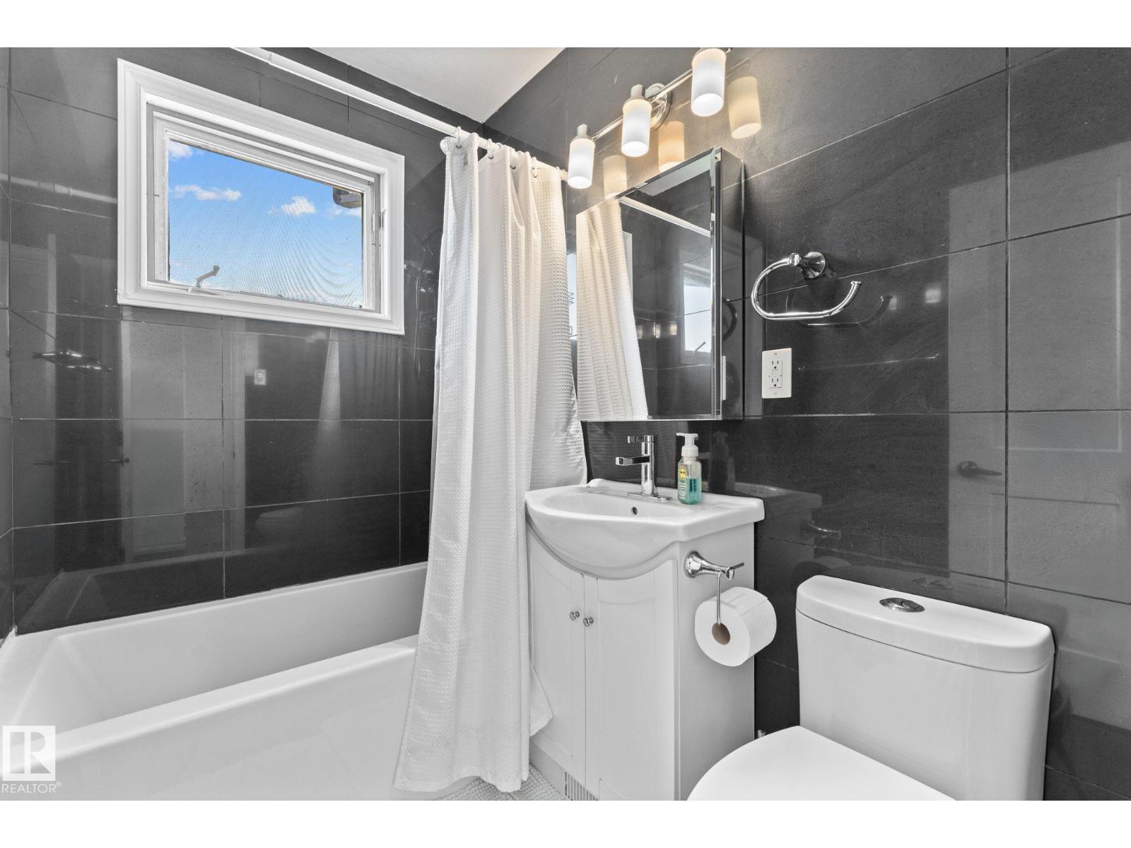 Photo 15 of 8216 133 A Av Nw, Edmonton AB