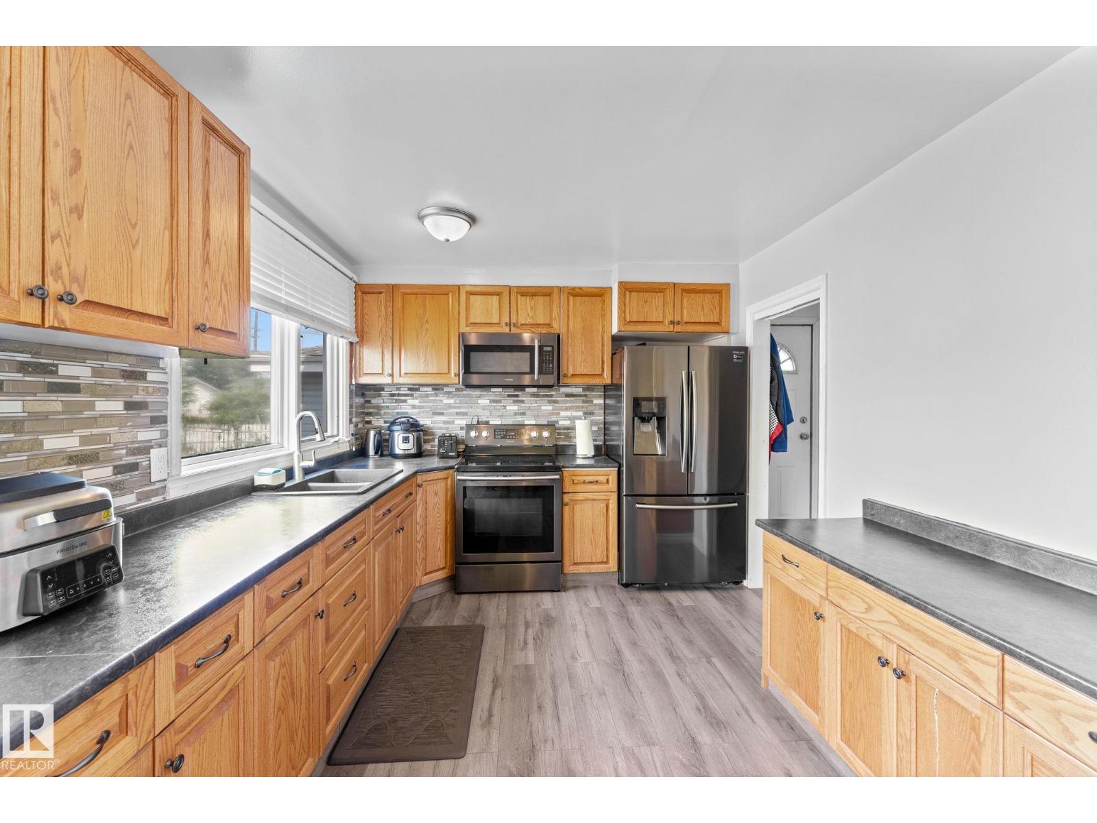 Photo 11 of 8216 133 A Av Nw, Edmonton AB